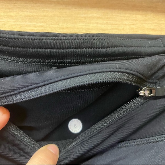 Lululemon Speed Up Low-Rise Lined Short 2.5" in black - Picture 8 of 8